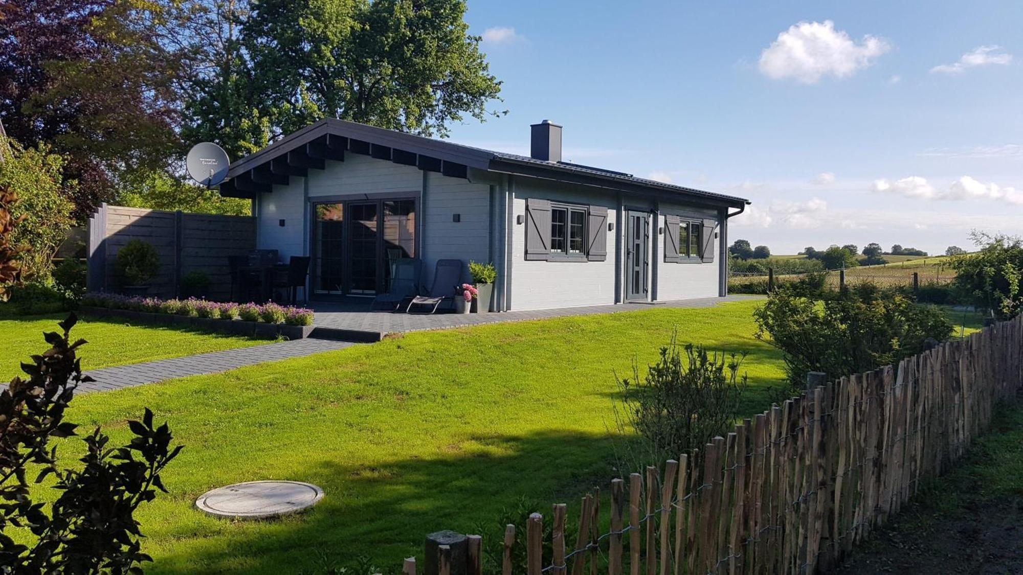 Idyllisches-Blockbohlenhaus-Mit-Eigenem-Garten-Und-Sauna-Zum-Wohlfuehlen Martensrade Exterior foto